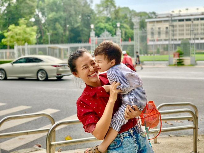 MC Hoàng Oanh xả kho loạt ảnh cực nhắng bên con trai, biểu cảm cưng xỉu của nhóc tỳ 2 tuổi khiến dân tình lụi tim-5