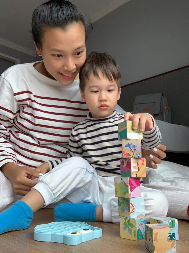 MC Hoàng Oanh xả kho loạt ảnh cực nhắng bên con trai, biểu cảm cưng xỉu của nhóc tỳ 2 tuổi khiến dân tình lụi tim-7