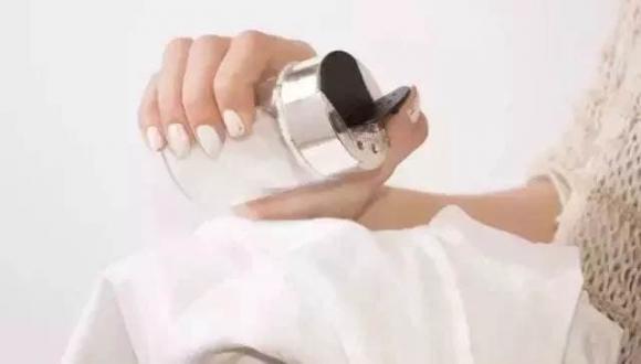 Đừng vứt quần áo trắng bị ố vàng, chỉ cần ngâm nước thế này là quần áo sẽ trắng phau như mới-3