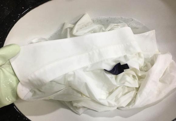 Đừng vứt quần áo trắng bị ố vàng, chỉ cần ngâm nước thế này là quần áo sẽ trắng phau như mới-5