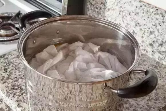 Đừng vứt quần áo trắng bị ố vàng, chỉ cần ngâm nước thế này là quần áo sẽ trắng phau như mới-7