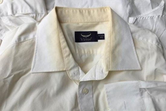 Đừng vứt quần áo trắng bị ố vàng, chỉ cần 'ngâm nước thế này' là quần áo sẽ trắng phau như mới