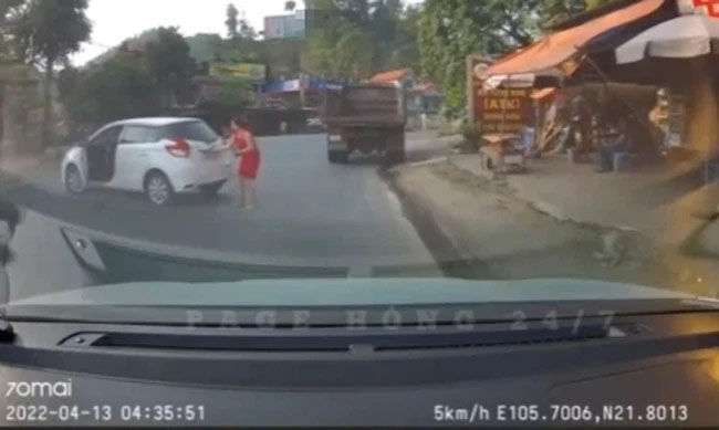 Chị đại mở cốp lấy gậy chặn đầu xe tải sau va chạm giao thông-1