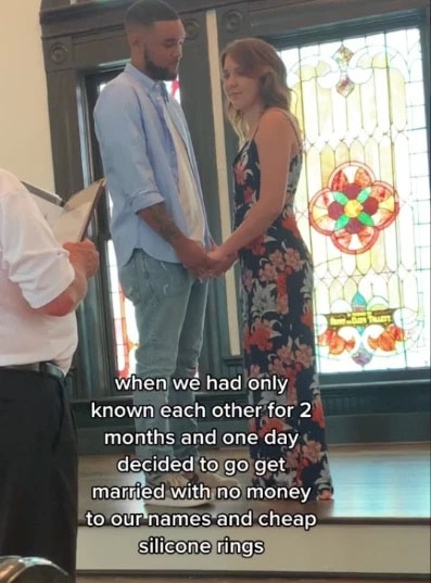 Cặp đôi kết hôn chỉ sau 2 tháng gặp mặt: Không mặc váy cưới, không có nhẫn tử tế nhưng vẫn cưới vội vì một lí do gây tranh cãi-1