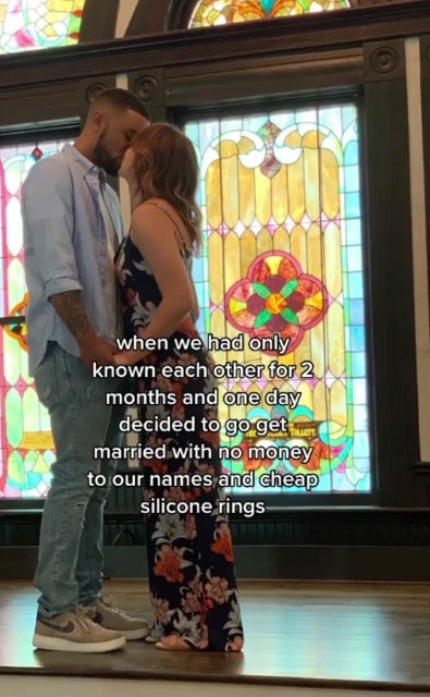 Cặp đôi kết hôn chỉ sau 2 tháng gặp mặt: Không mặc váy cưới, không có nhẫn tử tế nhưng vẫn cưới vội vì một lí do gây tranh cãi-2