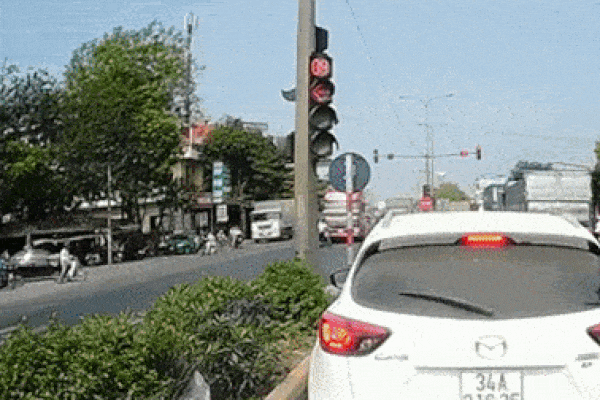 Sang đường thiếu quan sát, hai người đi xe máy bị ô tô tải tông bay