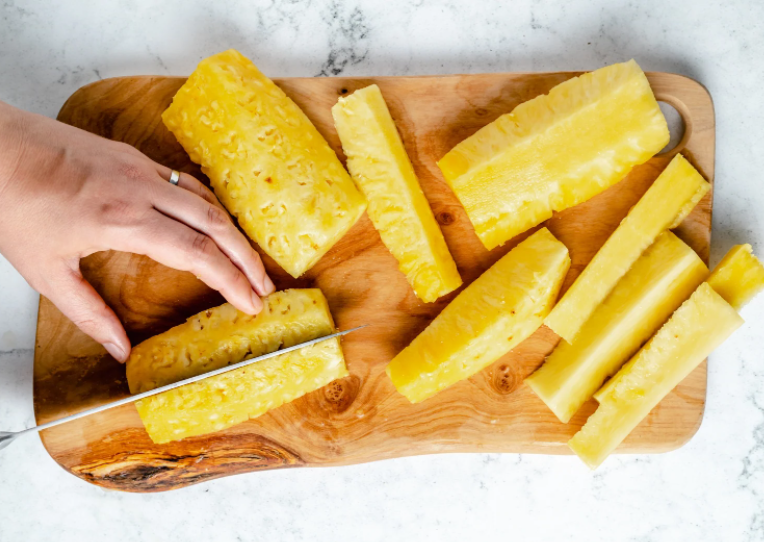 Học ngay 4 mẹo cắt dứa siêu nhanh, siêu dễ này, có kiểu hình bướm độc đáo mà chẳng cần dụng cụ phức tạp-3