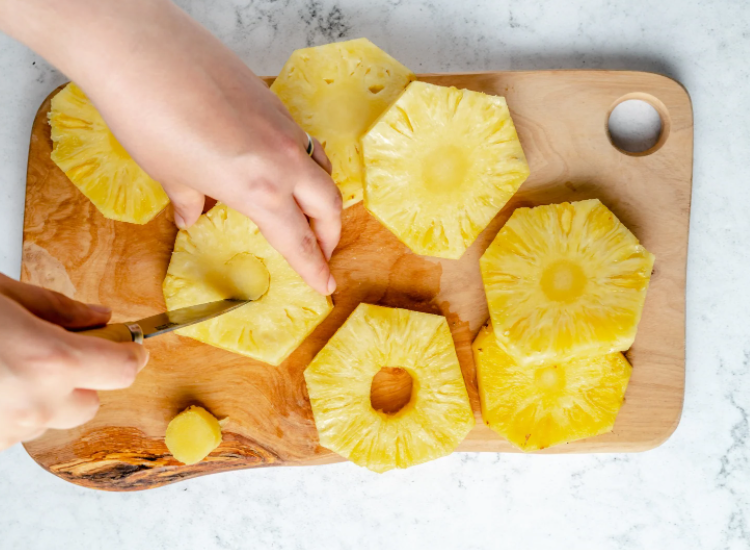 Học ngay 4 mẹo cắt dứa siêu nhanh, siêu dễ này, có kiểu hình bướm độc đáo mà chẳng cần dụng cụ phức tạp-5