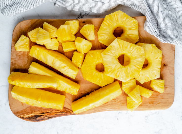 Học ngay 4 mẹo cắt dứa siêu nhanh, siêu dễ này, có kiểu hình bướm độc đáo mà chẳng cần dụng cụ phức tạp-6