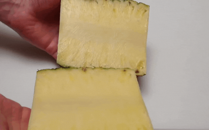 Học ngay 4 mẹo cắt dứa siêu nhanh, siêu dễ này, có kiểu hình bướm độc đáo mà chẳng cần dụng cụ phức tạp-7