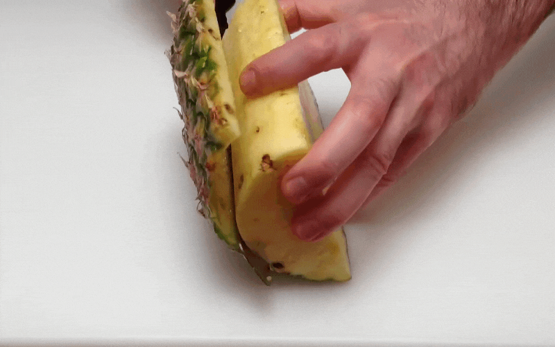 Học ngay 4 mẹo cắt dứa siêu nhanh, siêu dễ này, có kiểu hình bướm độc đáo mà chẳng cần dụng cụ phức tạp-8
