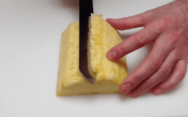 Học ngay 4 mẹo cắt dứa siêu nhanh, siêu dễ này, có kiểu hình bướm độc đáo mà chẳng cần dụng cụ phức tạp-9