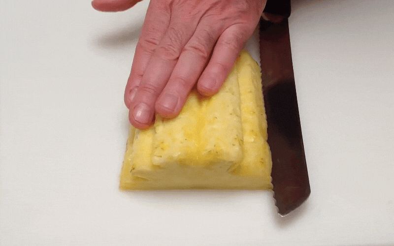 Học ngay 4 mẹo cắt dứa siêu nhanh, siêu dễ này, có kiểu hình bướm độc đáo mà chẳng cần dụng cụ phức tạp-10