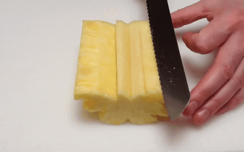 Học ngay 4 mẹo cắt dứa siêu nhanh, siêu dễ này, có kiểu hình bướm độc đáo mà chẳng cần dụng cụ phức tạp-12