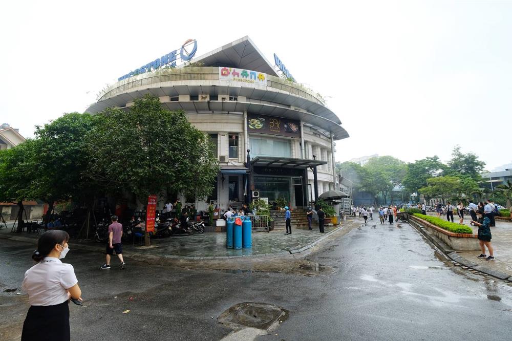 Hà Nội: Cháy nhà hàng dưới hầm toà nhà Vicostone 167 Hoàng Ngân, khói nâu bốc cao hàng chục mét, người dân hoảng hốt bỏ chạy-2