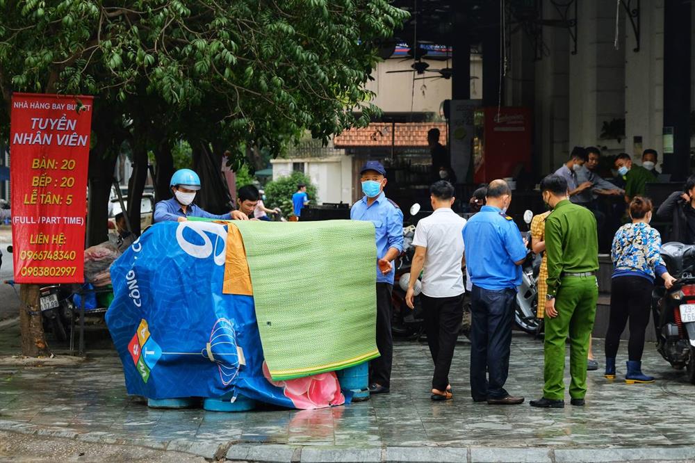 Hà Nội: Cháy nhà hàng dưới hầm toà nhà Vicostone 167 Hoàng Ngân, khói nâu bốc cao hàng chục mét, người dân hoảng hốt bỏ chạy-3