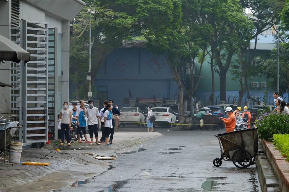 Hà Nội: Cháy nhà hàng dưới hầm toà nhà Vicostone 167 Hoàng Ngân, khói nâu bốc cao hàng chục mét, người dân hoảng hốt bỏ chạy-4