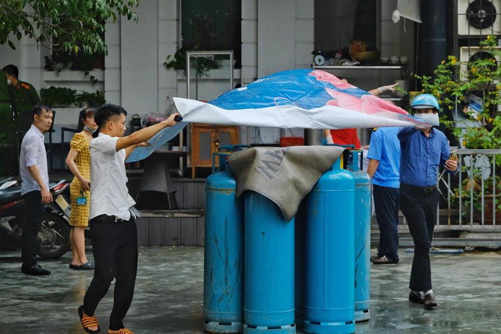 Hà Nội: Cháy nhà hàng dưới hầm toà nhà Vicostone 167 Hoàng Ngân, khói nâu bốc cao hàng chục mét, người dân hoảng hốt bỏ chạy-5