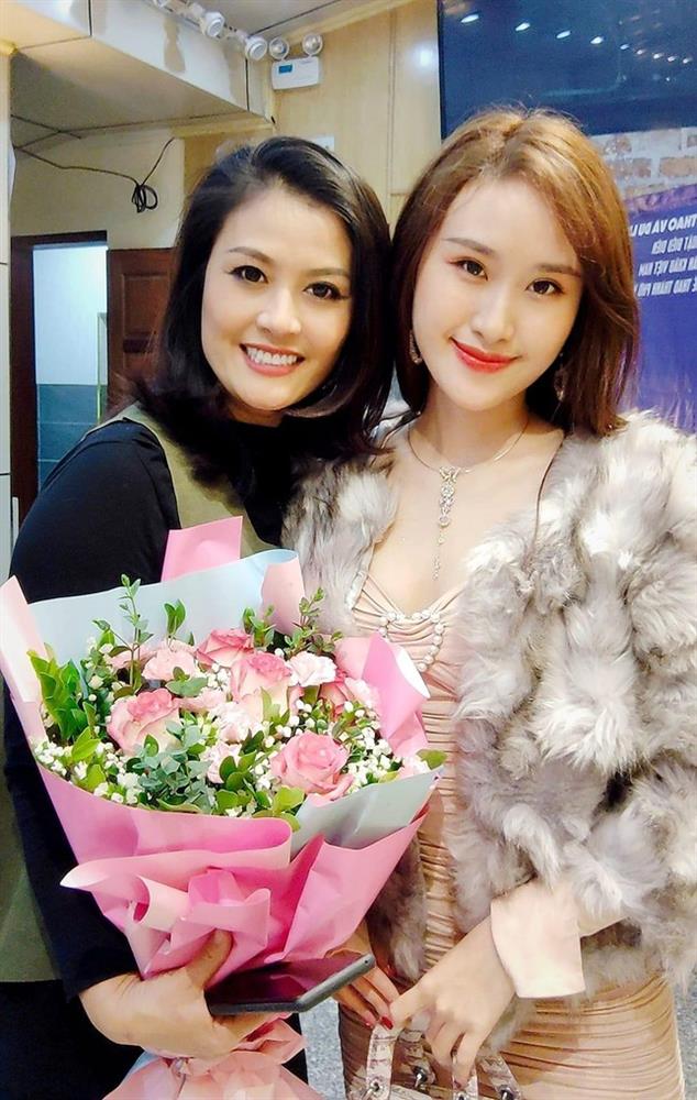 Con gái của Hoa Thúy- Tùng Dương: Ngoài đời, mẹ tôi khổ hơn trên phim nhiều-2