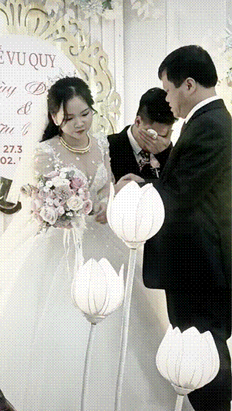 Clip chú rể khóc nức nở trong lễ cưới gây bão mạng, lý do phía sau càng khiến nhiều người xúc động-3