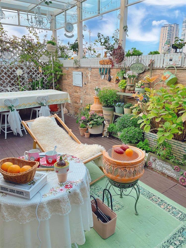 Khu vườn sân thượng chỉ rộng 20m² nhưng khiến chị em thành phố đỏ mắt ghen tị” bởi khung cảnh quá đỗi bình yên, thơ mộng-2