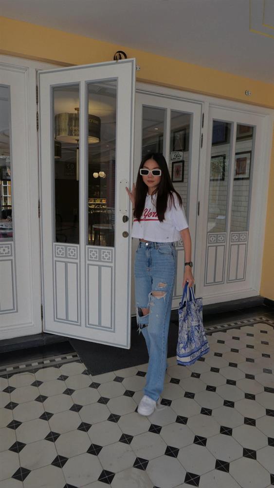 Sao Việt diện quần jeans ống rộng đơn giản theo 13 cách sành điệu xuất sắc-3