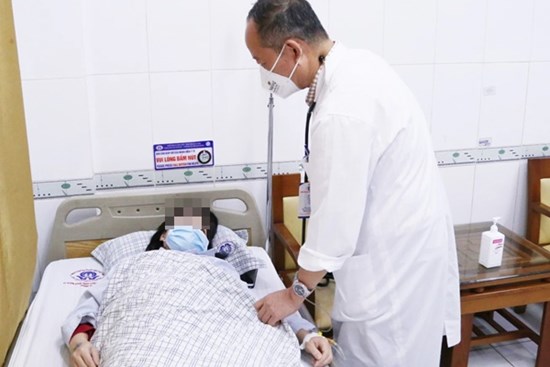 Hạ canxi máu khi vừa khỏi COVID-19, người phụ nữ đột ngột lơ mơ, co quắp tay chân, da tím tái