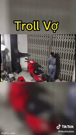 Xôn xao clip chồng mặc đồ cương thi nhát ma trong đêm khiến vợ khiếp vía bỏ chạy mất dép-1