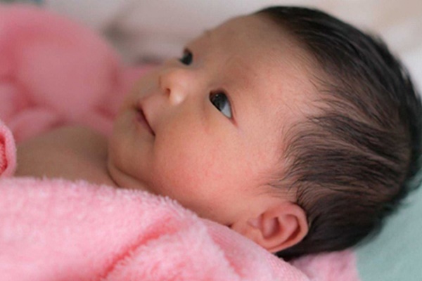 Mẹ bỏ đi lấy chồng mới, ông bố trẻ một mình nuôi con gái mắc hội chứng Down: Chăm con ân cần từ bữa ăn tới giấc ngủ, bật khóc khi thấy con cười hạnh phúc-12