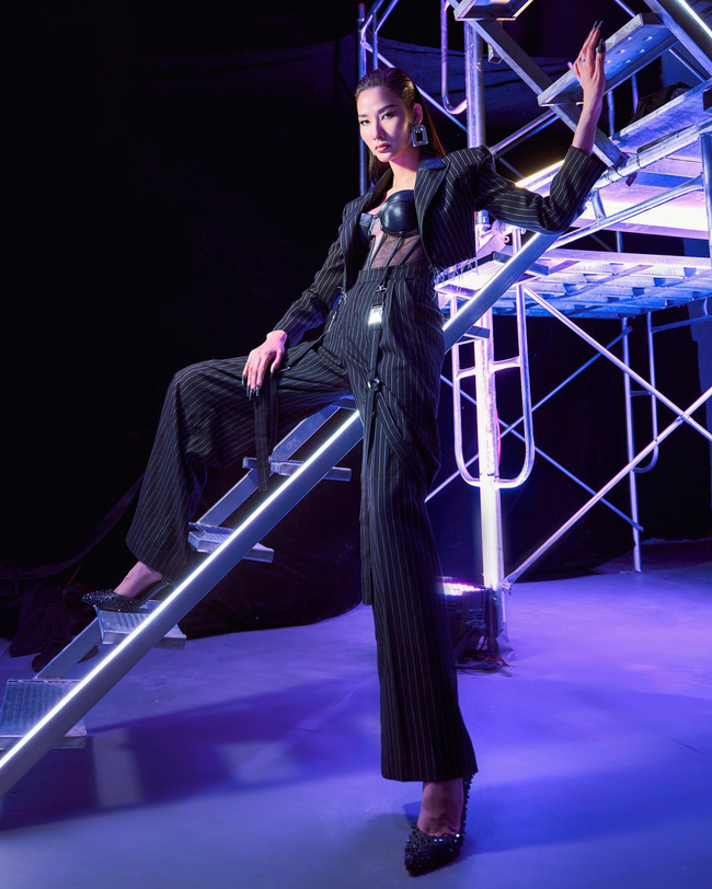 Ca đụng hàng chiến nhất Vbiz: Thùy Tiên phanh áo khoe ngực, Hoàng Thùy cắt áo nham nhở quyết giật spotlight-4