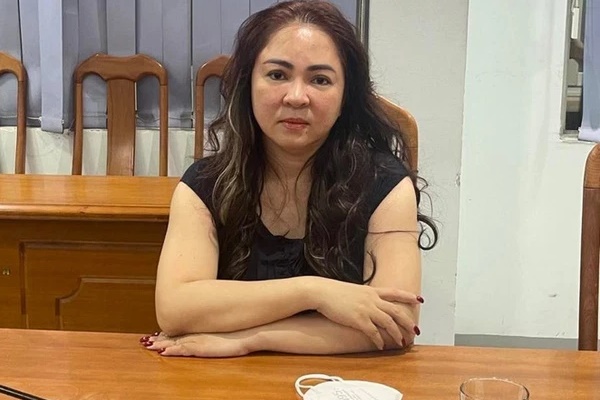 Lý lịch bất ngờ của bà Nguyễn Phương Hằng-1