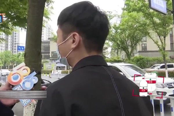 Chú rể bị trói vào máy xúc rồi tung lên suýt chạm vào dây điện trên cao, dân mạng chỉ trích: Đừng biến hôn lễ trở thành tang lễ!-4