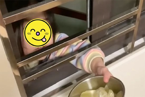 Bé gái đưa cơm cho bố bị ốm qua khe cửa, tiện thể nhắc nhở thêm 2 câu, nghe xong bố chỉ muốn lao ra làm điều này