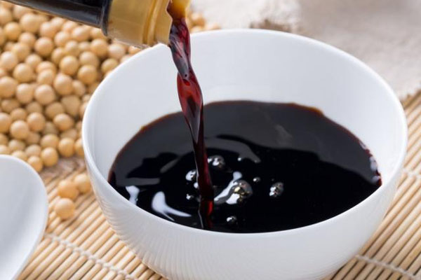 Video: Hàng chục thanh thép từ trên trời rơi xuống đè nát dãy xe điện-1