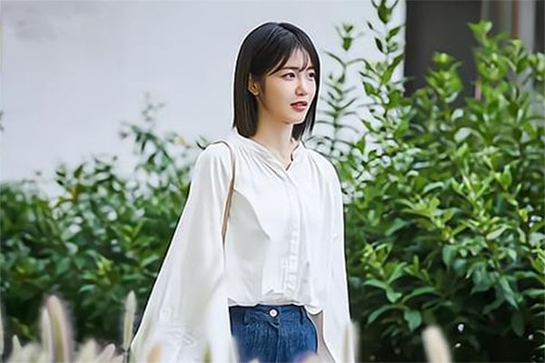 Đưa bạn trai về ra mắt, trong bữa ăn mẹ lén đá tôi, cúi đầu nhìn dưới bàn, tôi chia tay anh ta-2