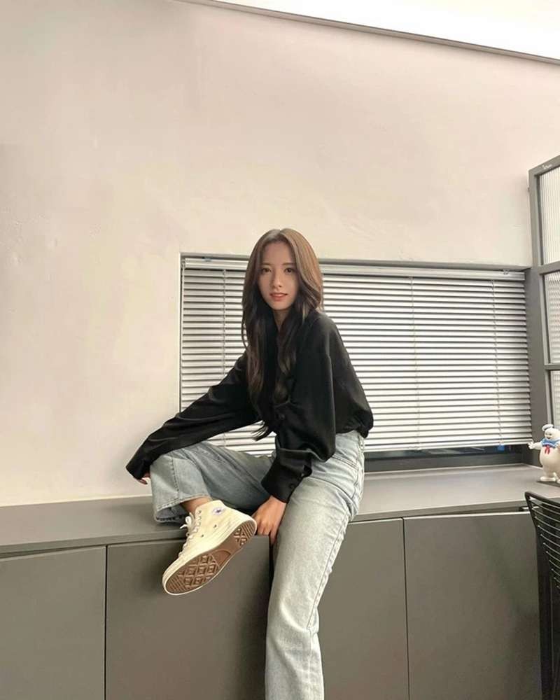 10 cách diện sơ mi đơn giản mà sành điệu của dàn mỹ nhân Hàn khi hè đến-7