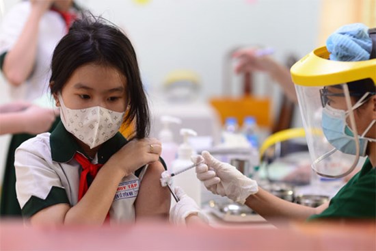 Nhiều người lo vắc xin Covid-19 ảnh hưởng khả năng sinh sản của trẻ, bác sĩ nói gì?