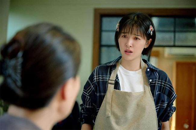 Đưa bạn trai về ra mắt, trong bữa ăn mẹ lén đá tôi, cúi đầu nhìn dưới bàn, tôi chia tay anh ta-1