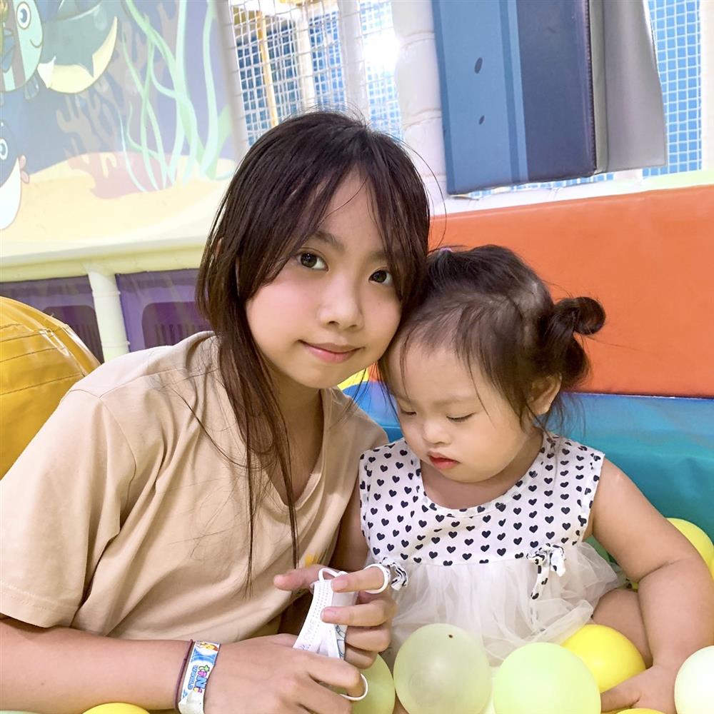 Mẹ bỏ đi lấy chồng mới, ông bố trẻ một mình nuôi con gái mắc hội chứng Down: Chăm con ân cần từ bữa ăn tới giấc ngủ, bật khóc khi thấy con cười hạnh phúc-4