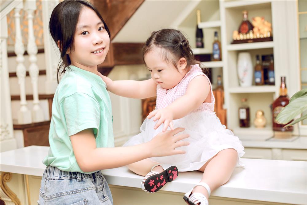 Mẹ bỏ đi lấy chồng mới, ông bố trẻ một mình nuôi con gái mắc hội chứng Down: Chăm con ân cần từ bữa ăn tới giấc ngủ, bật khóc khi thấy con cười hạnh phúc-5