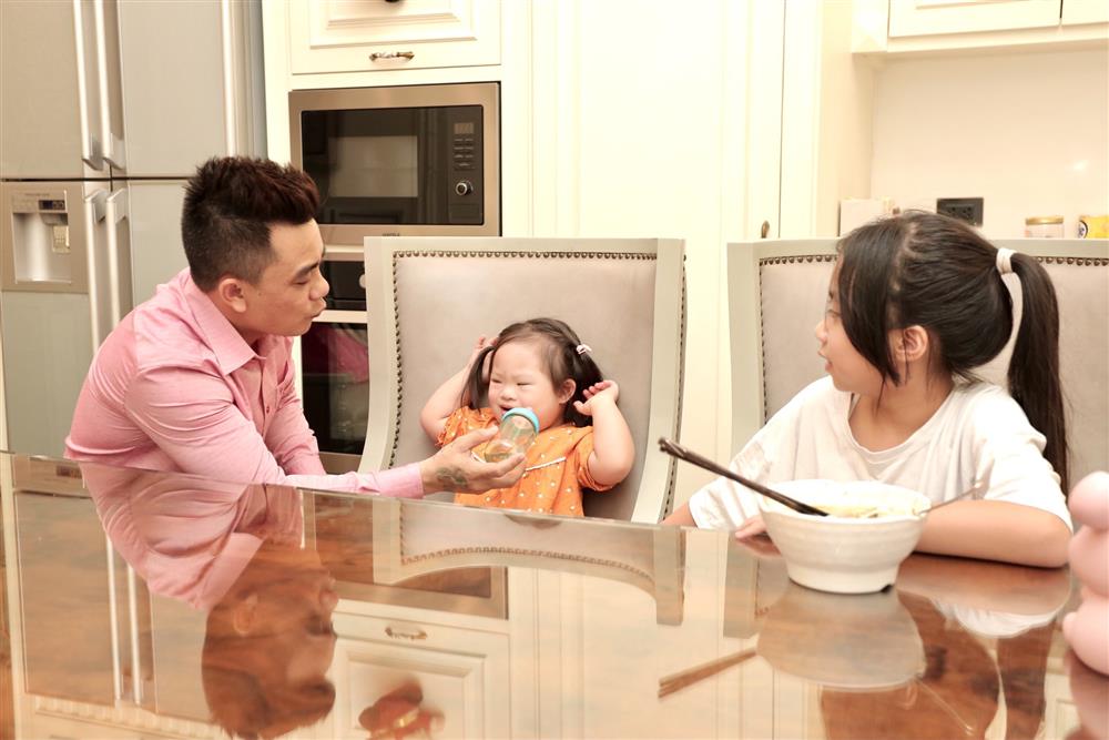 Mẹ bỏ đi lấy chồng mới, ông bố trẻ một mình nuôi con gái mắc hội chứng Down: Chăm con ân cần từ bữa ăn tới giấc ngủ, bật khóc khi thấy con cười hạnh phúc-7