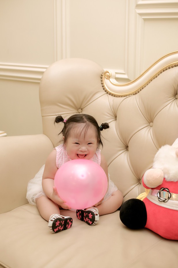 Mẹ bỏ đi lấy chồng mới, ông bố trẻ một mình nuôi con gái mắc hội chứng Down: Chăm con ân cần từ bữa ăn tới giấc ngủ, bật khóc khi thấy con cười hạnh phúc-10