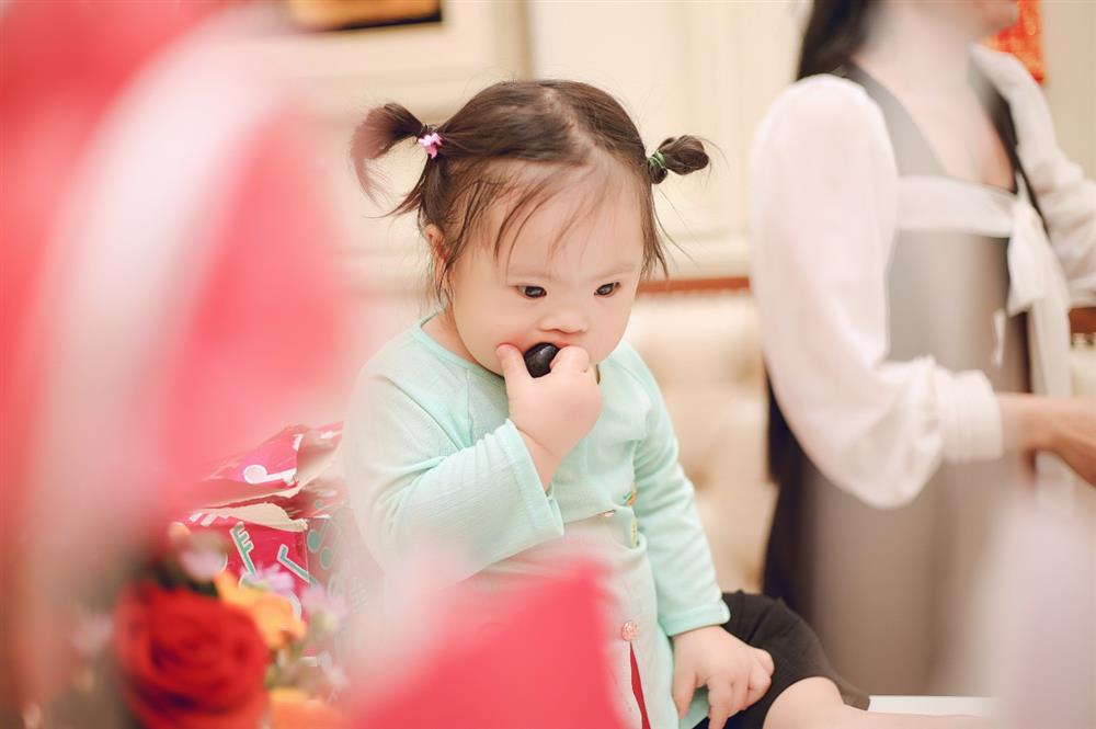 Mẹ bỏ đi lấy chồng mới, ông bố trẻ một mình nuôi con gái mắc hội chứng Down: Chăm con ân cần từ bữa ăn tới giấc ngủ, bật khóc khi thấy con cười hạnh phúc-8