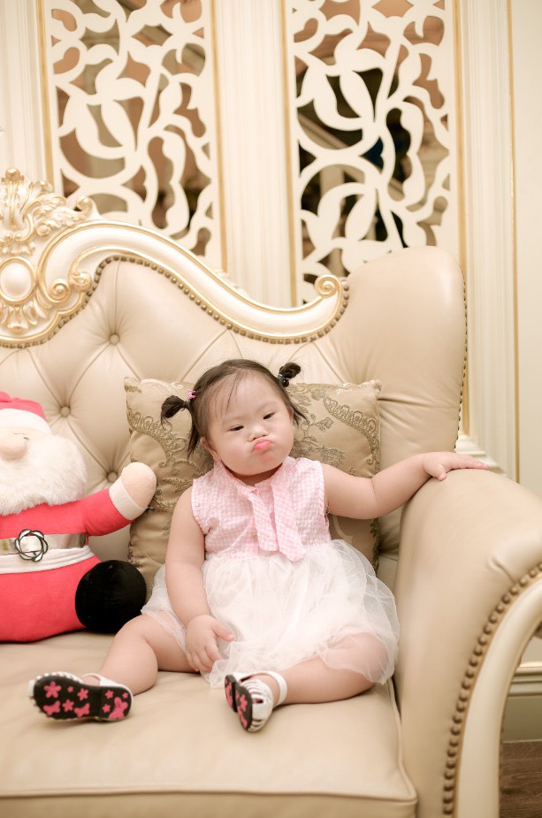 Mẹ bỏ đi lấy chồng mới, ông bố trẻ một mình nuôi con gái mắc hội chứng Down: Chăm con ân cần từ bữa ăn tới giấc ngủ, bật khóc khi thấy con cười hạnh phúc-9