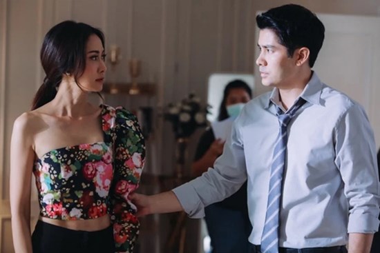 Gặp vợ cũ ngồi bán hàng rong, chồng định châm chọc nhưng nghe lời chào của người phụ nữ đứng cạnh, anh tái mặt bỏ đi vội