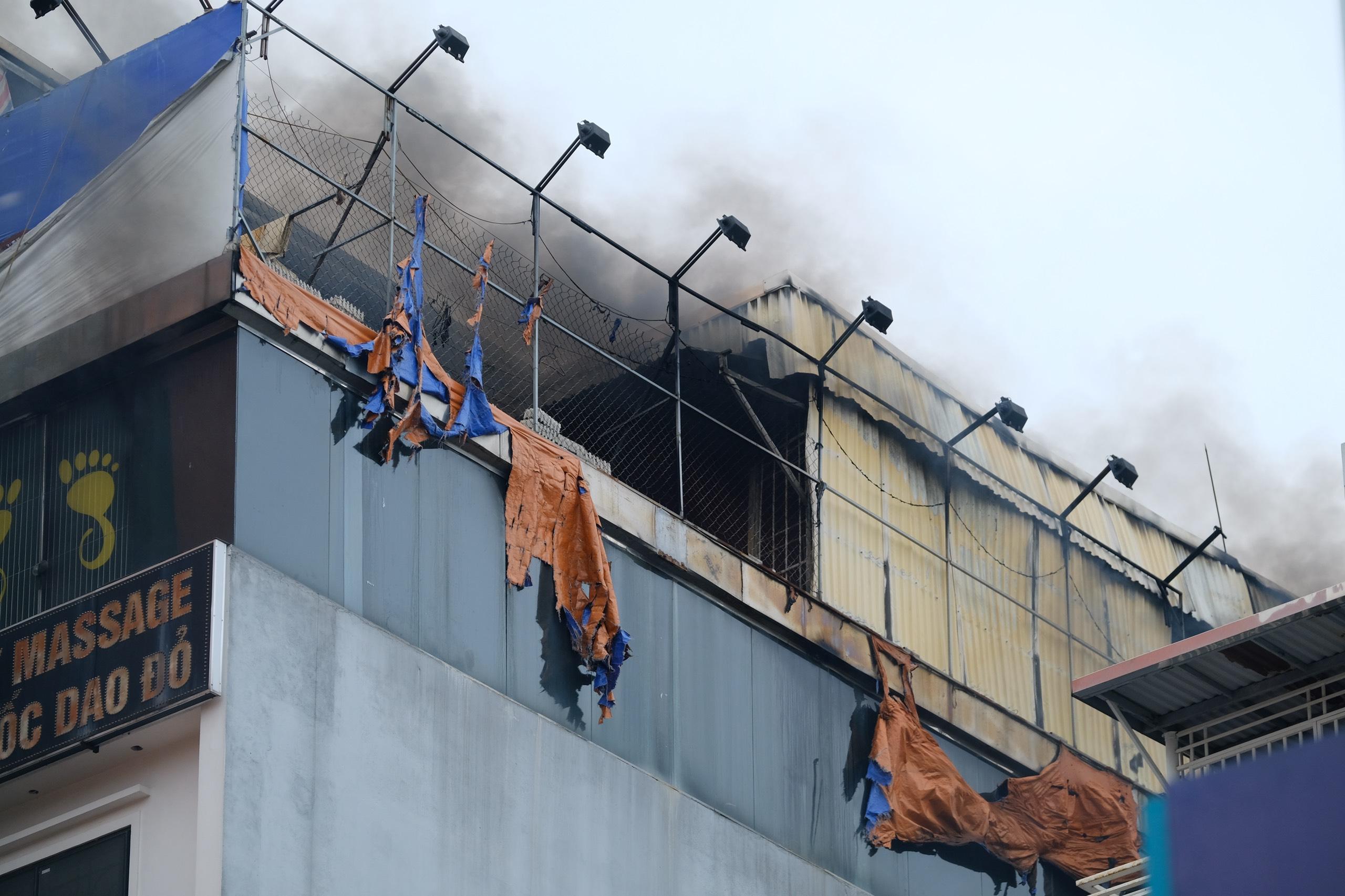 Cháy căn nhà 8 tầng ở Hà Nội, cột khói bốc cao hàng chục mét-3