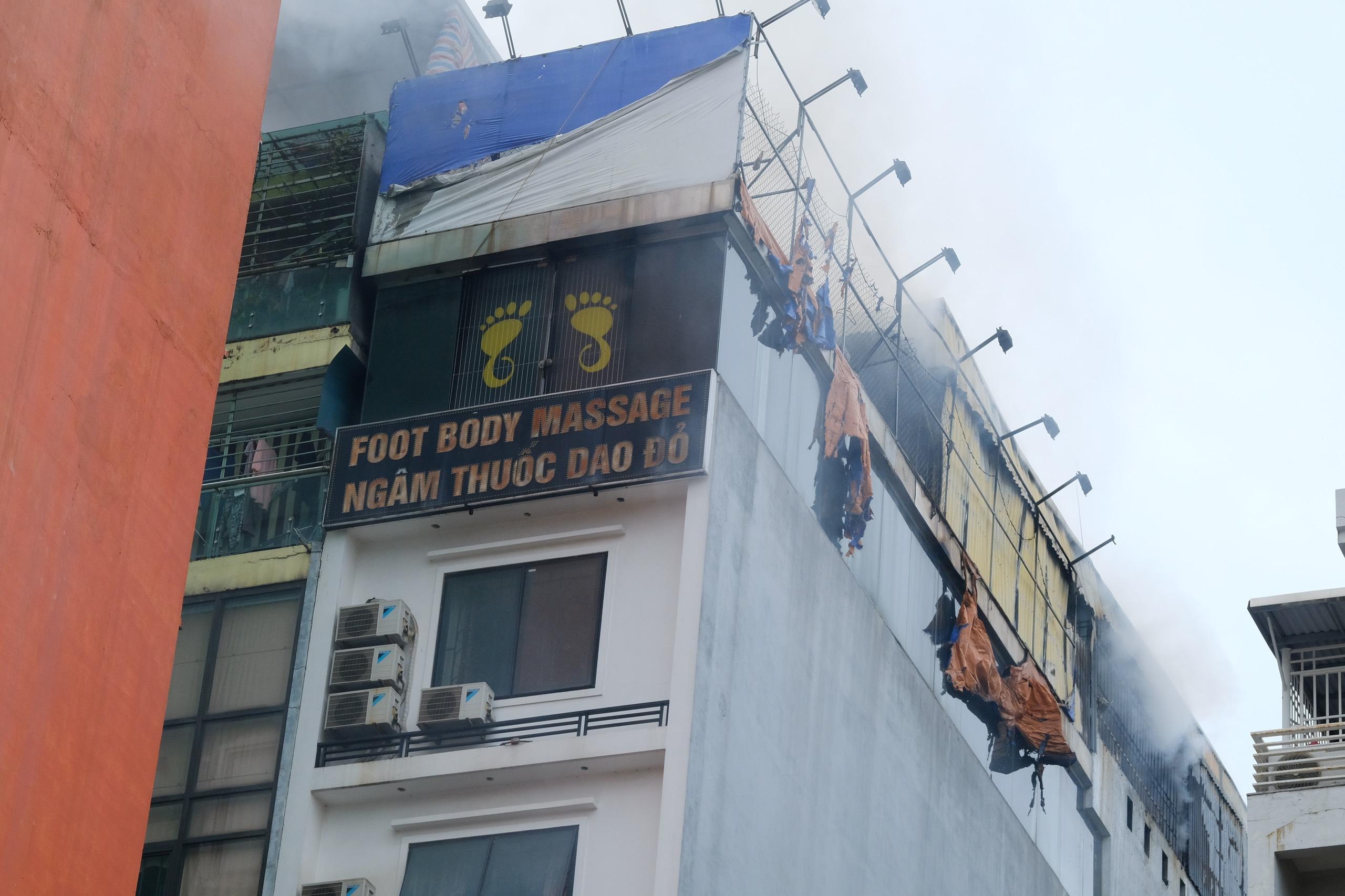 Cháy căn nhà 8 tầng ở Hà Nội, cột khói bốc cao hàng chục mét-2