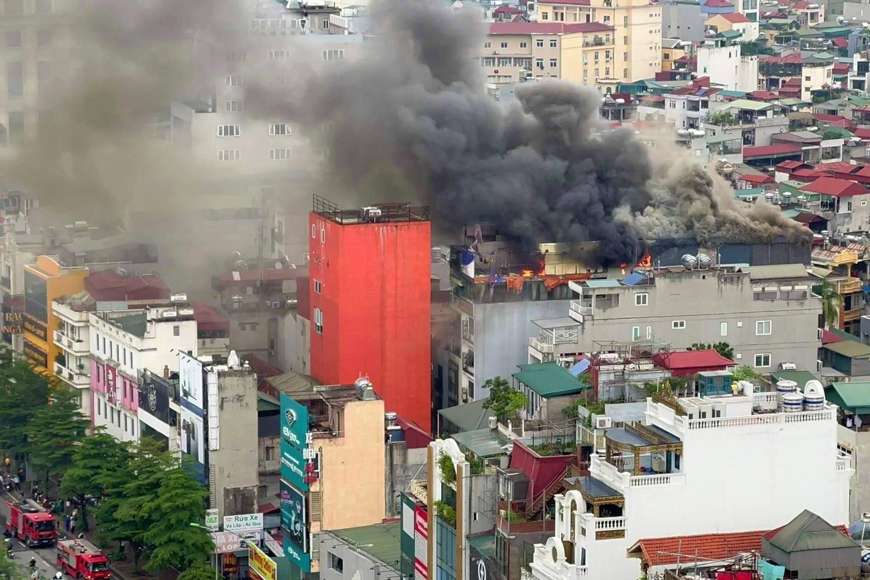 Cháy căn nhà 8 tầng ở Hà Nội, cột khói bốc cao hàng chục mét-1
