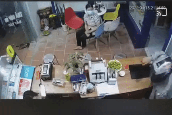 Clip 27 giây kẻ cướp cầm dao khống chế nhân viên cửa hàng điện thoại, ôm cục tiền bỏ chạy