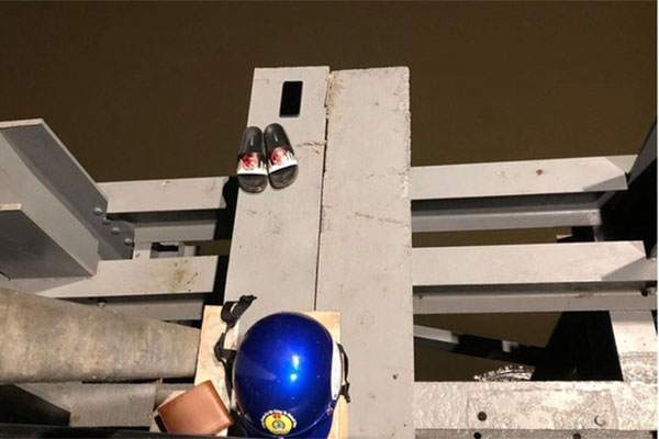 Cãi nhau với bạn gái, nam thiếu niên nhảy xuống sông... rồi tự bơi vào bờ-1